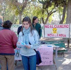 Vecinos de Famatina y Chilecito volantearon en la capital de su provincia