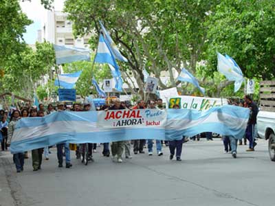 Por orden del Gobernador Gioja detuvieron en Jachal a manifestantes por tener un cartel que decía ‘San Juan puede vivir sin oro pero no sin agua’