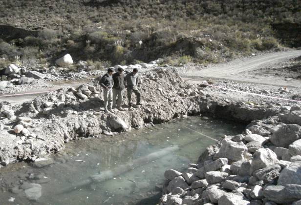 Parados al pie de otro derrame del mineraloducto de Minera Bajo La Alumbrera