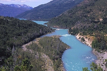 Comunidades de Río Puelo rechazan represa que generará electricidad para mineras del norte chileno
