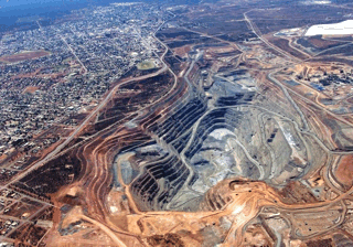 Rescatan a todos los mineros atrapados por un incendio en una mina de oro de Barrick Gold