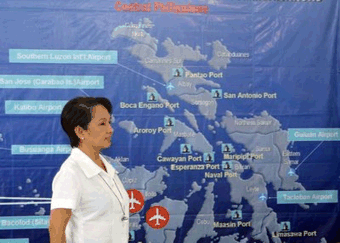 Prediente Gloria Macapagal Arroyo, al fondo mapa de Filipinas