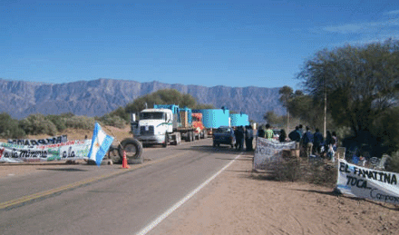 Catorce camiones de La Alumbrera retenidos en Tinogasta