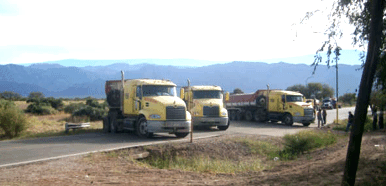 Corte de ruta en Tinogasta: 20 camiones con insumos mineros regresaron a Chile y la fiscalía emplazó a vecinos para que desalojen la ruta