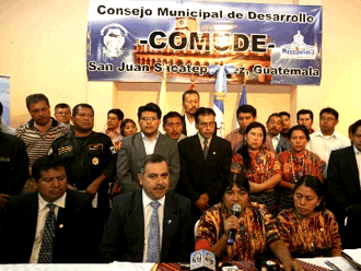 Marta de Coronado, jefa comunal con el micrófono y Luis Velásquez del COMUDE (a su derecha)