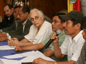 Funcionarios y dirigentes de grupos indígenas anuncian el acuerdo que alcanzaron ayer