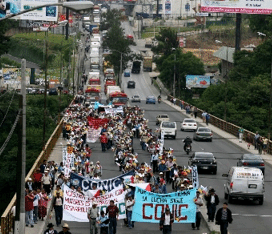 Columna de manifestantes ingresando a la capital guatemalteca