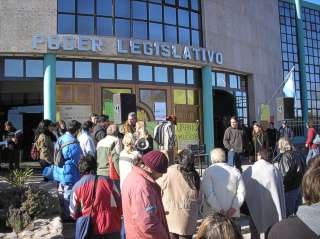 Vecinos reclaman prohibir la minería en la puerta de la Legislatura de San Luis