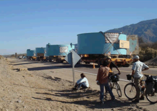 Camiones de mina La Alumbrera en la interrupción del paraje Chañar Solo