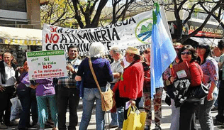 Manifestantes antimineros en la puerta de la legislatura durante el tratamento de la ley