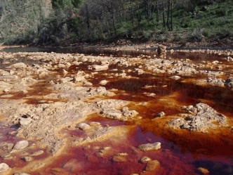 Imágen del río Tinto en Huelva, el color se debe a los drenajes ácidos