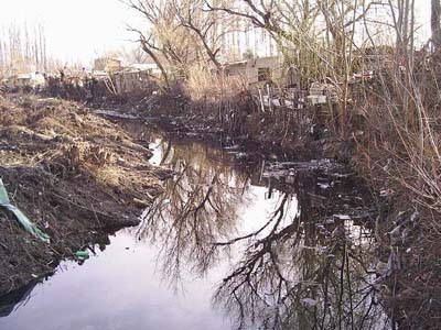 Funcionario se defiende ante denuncias por contaminación del río Negro