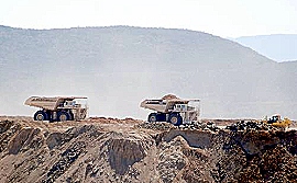 Camiones operando en la mina de oro Peñasquito
