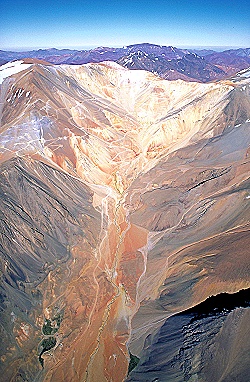 Yacimiento Pascua Lama, caminos de exploración minera, nacientes y glaciares en las cumbres.