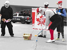Protesta en torneo de golf auspiciado por Minera San Xavier