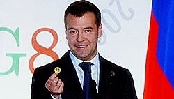Presidente Ruso, Medvedev, feliz con su moneda de oro.