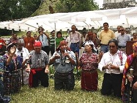 Ceremonia maya en Tikal en el Día internacional de los pueblos indígenas