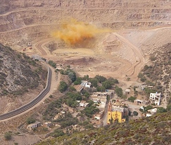 Detonación en CºSan Pedro a cargo de Minera San Xavier