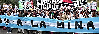 Marcha contra el proyecto en Campana Mahuida en abril de 2009