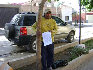 Roberto Cruz encadenado en la vereda del municipio de Andalgalá