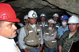 Presidente Correa con mineros