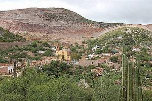 Pueblo de Cerro San Pedro y atrás explotación de Minera San Xavier