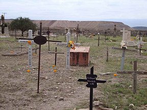 Cementerio de San Pedro y al fondo pilas de lixiviación con cianuro