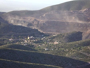 Pueblo de San Pedro y el tajo de Minera San Xavier