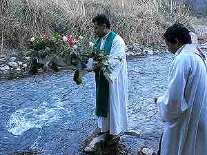 Ceremonia religiosa a orillas del río Huasco