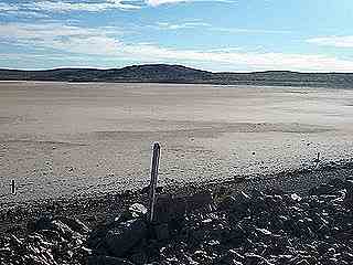 Laguna seca entre Madryn y Gan Gan. Sus pobladores dicen que, a diferencia de tiempos anteriores, en los últimos años permanece completamente seca desde la primavera