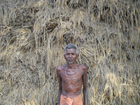 Aparcero indio con su cosecha contaminada por la industria del hierro