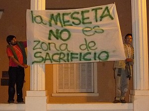 Pancarta en el municipio de Esquel: unánime rechazo a la megaminería en la meseta de Chubut