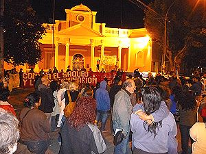 Concentración de la marcha del XII ecuentro de la UAC frente al municipio de Esquel
