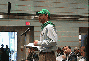 Bob St. Peter, un campesino sin tierra de Estados Unidos y miembro de National Family Farm Coalition/La Via Campesina, le hace una pregunta a los panelistas del Banco Mundial durante la Conferencia de asuntos agrarios del banco Mundial, 26 de abril de 2010.