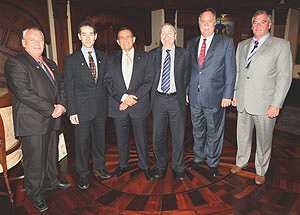 Presidente Porfirio Lobo junto al embajador canadiense Neil Reeder y empresarios mineros Patrick Docuney y David M. Petroff, 