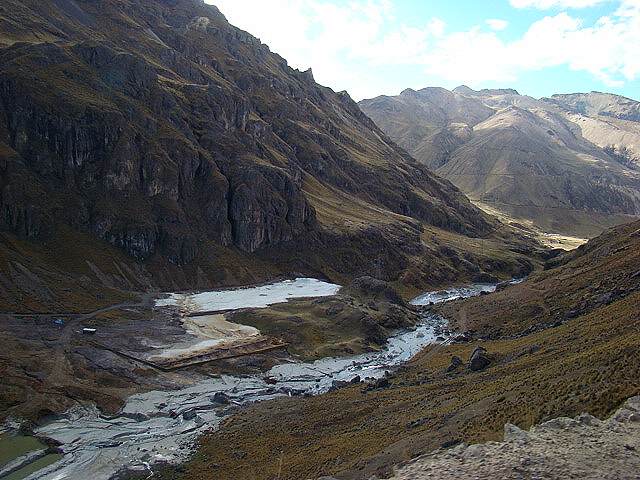 Huancalevica: relaves mineros al pie del dique de colas colapsado