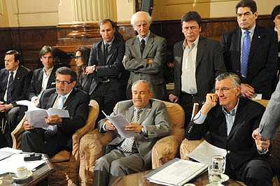Gobernadores pro-mineros en el senado, de izq. a der.: Beder Herrera, Barrionuevo y Gioja