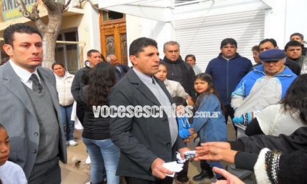 En visita de la gobernadora rompen panfletos de manifestantes antimineros