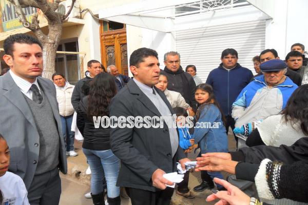 En visita de la gobernadora rompen panfletos de manifestantes antimineros