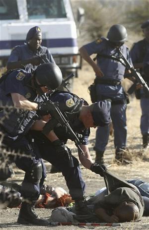 Fusilamiento policial a mineros en Sudáfrica