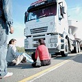 Acción contra transportes mineros en Patquía