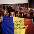 Los rumanos protestan por sexto día contra mina de oro