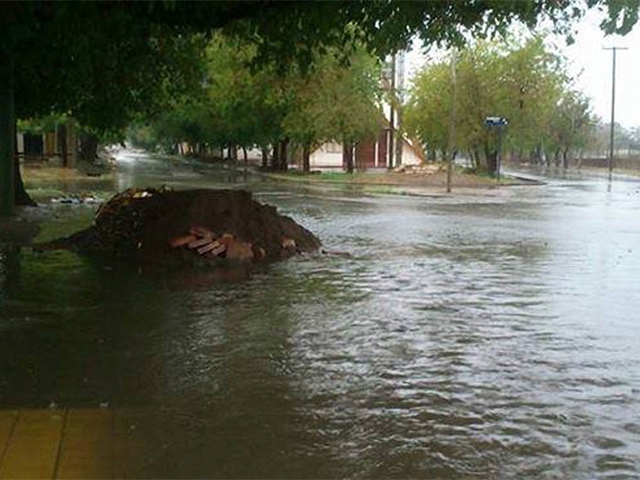 Las inundaciones ponen al descubierto los negociados de Gioja y la Barrick Gold