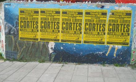 Un predicador invadió las calles de Esquel con afiches que taparon mural de la lucha esquelense
