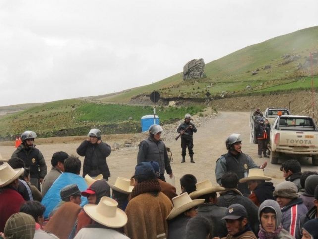 Se reavivan choques entre campesinos y policías por proyecto minero Conga