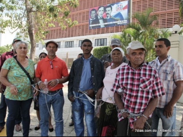 Campesinos desalojados por Barrick Gold se encadenan frente al congreso dominicano