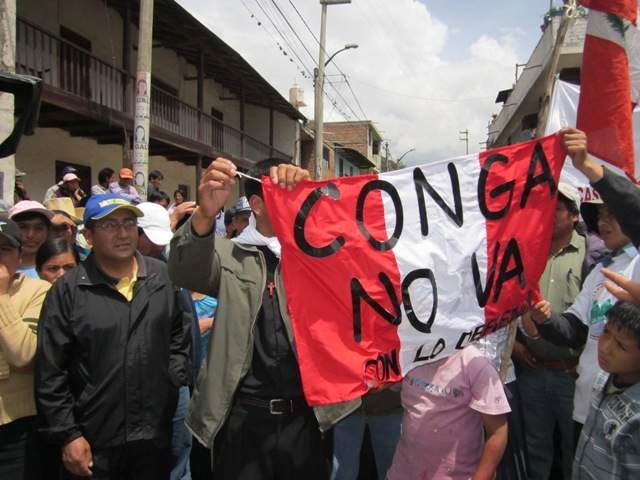Mineras que extraen oro en Perú culpan a conflictos sociales y burocracia