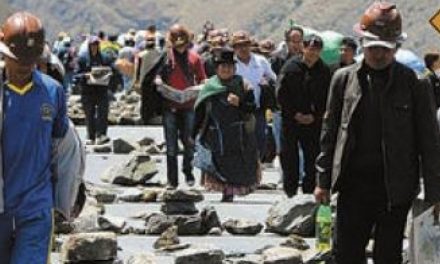 Cooperativistas instalan puntos de bloqueo contra la ley minera en Bolivia