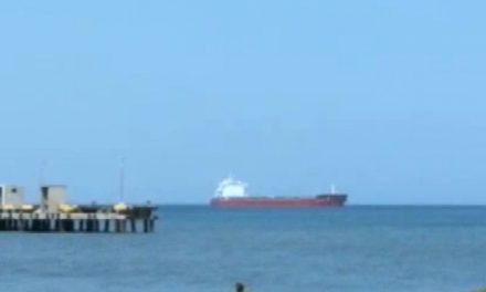Emergencia ambiental por naufragio de barcaza con hidrocarburos en puerto minero