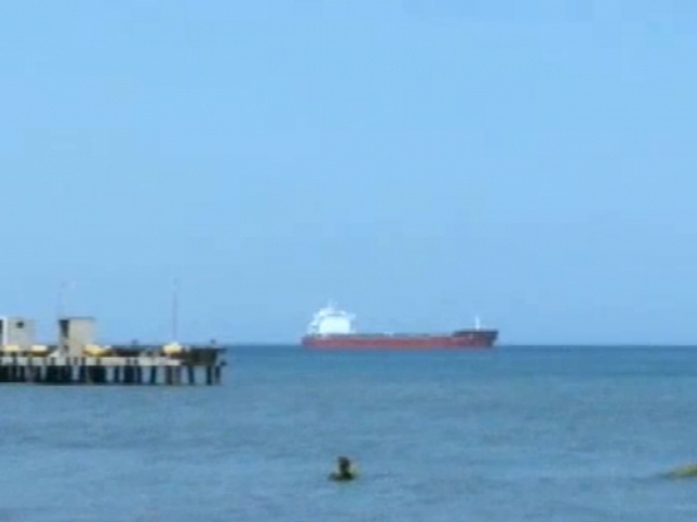 Emergencia ambiental por naufragio de barcaza con hidrocarburos en puerto minero
